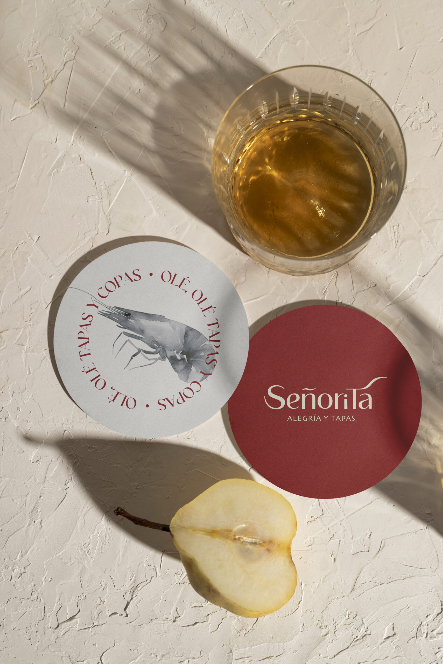 Señorita Branding posa vasos