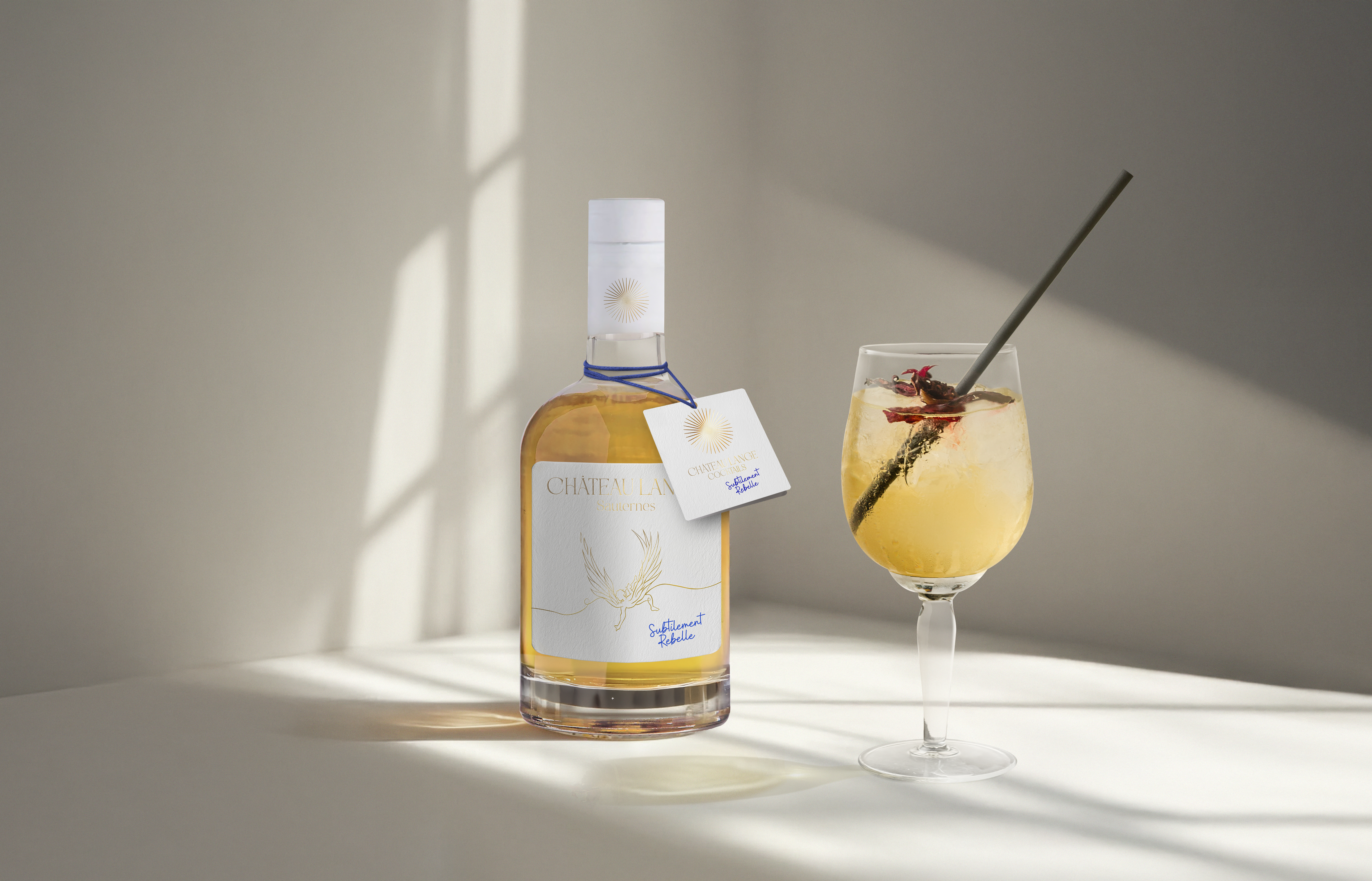 Botella de Chateau Lange junto a cocktail en copa