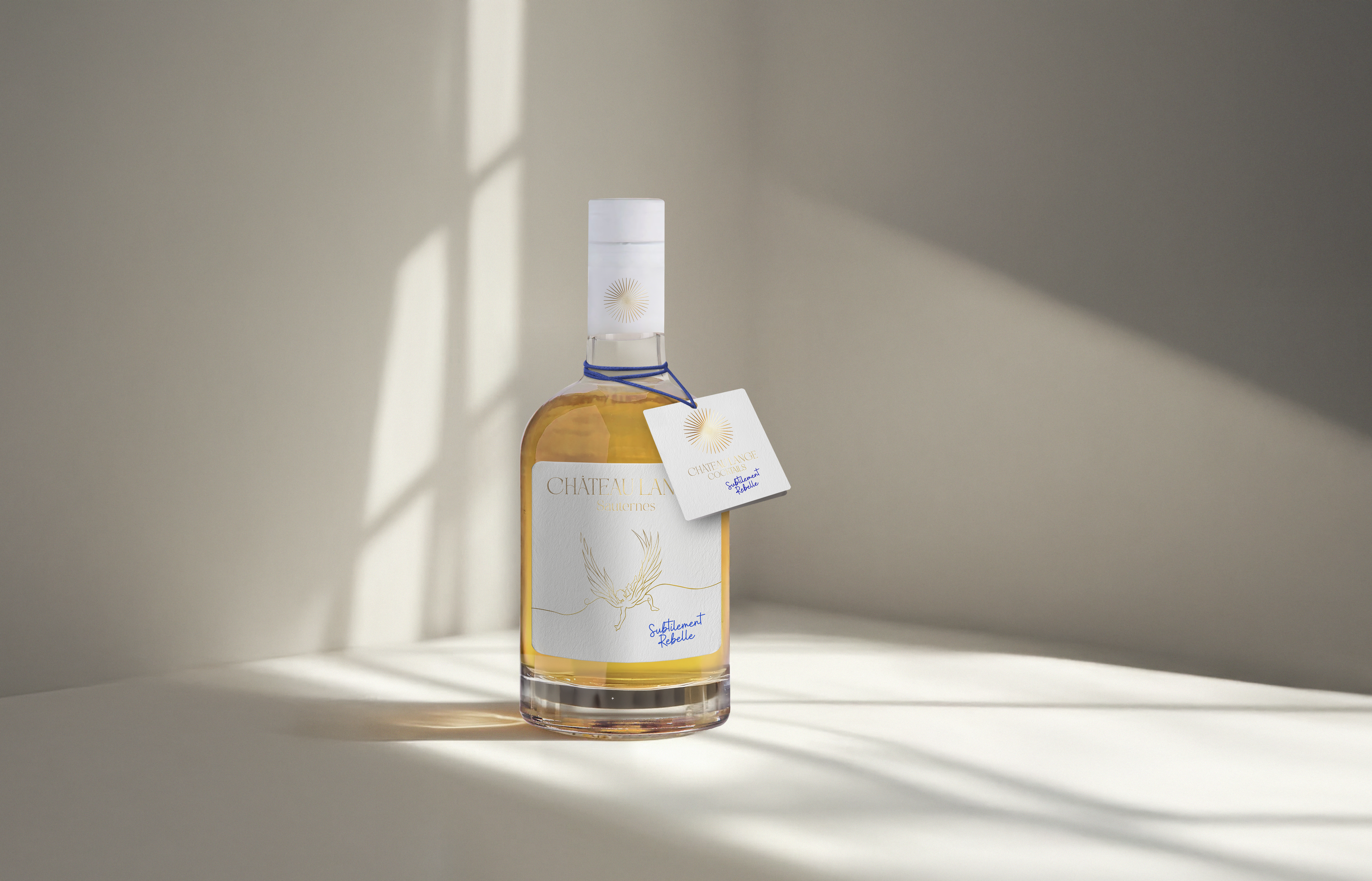 Botella de vino Chateau Lange con luz calida